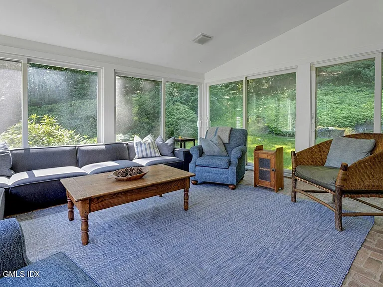 18 Cornelia Dr — Photo 11