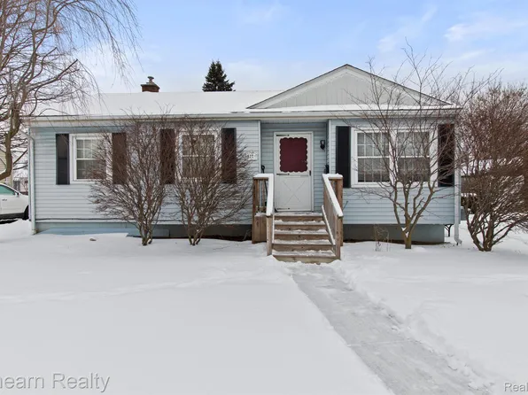 822 Southwood Dr, Fenton, MI 48430