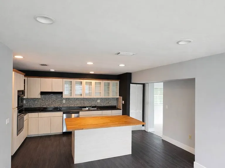 3216 SW 23rd Ter #3216 — Photo 5