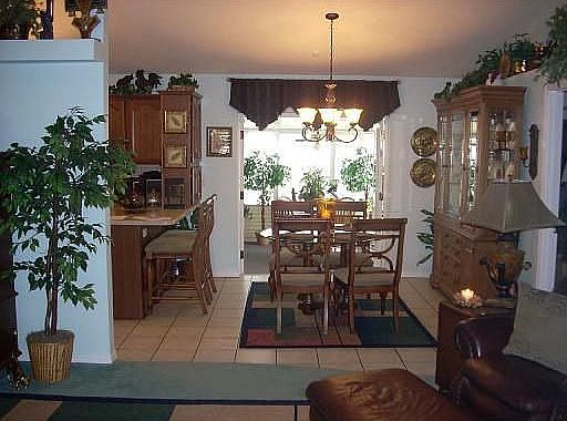 LIVING/DINING AREA