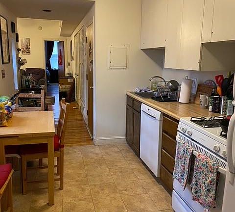 KITCHEN, LOOKING INTO LIVINGROOM