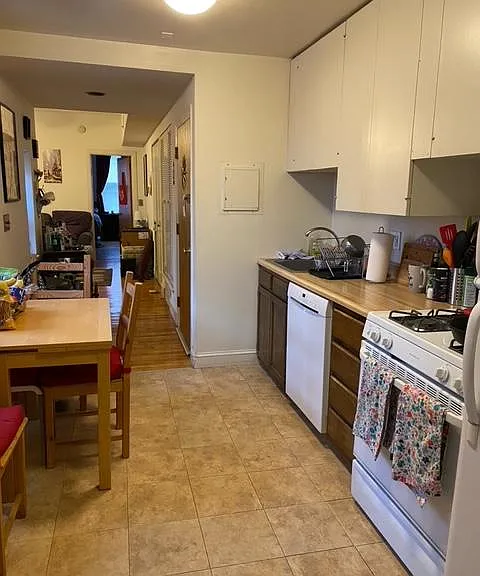 KITCHEN, LOOKING INTO LIVINGROOM