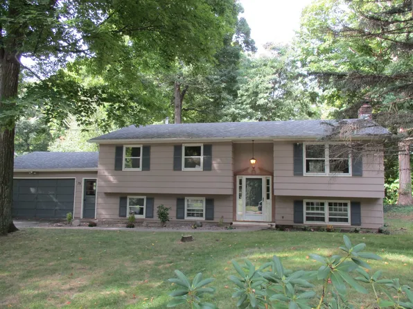 79 Ramblewood Dr, North Chili, NY 14514
