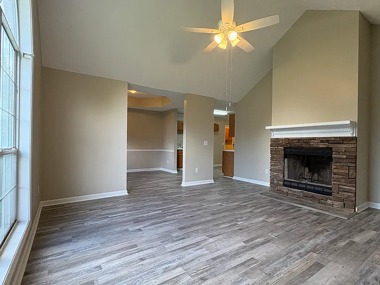1404 Douglas St — Photo 2
