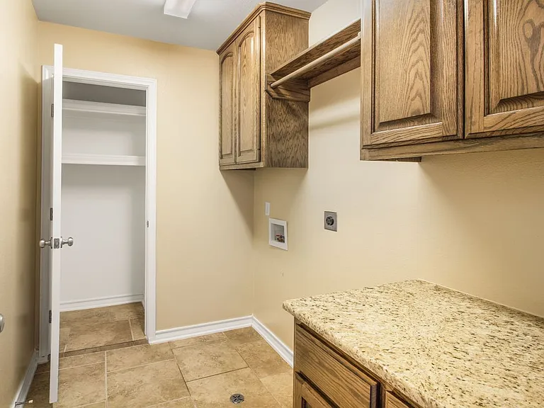 3825 Kangaroo Ct — Photo 25