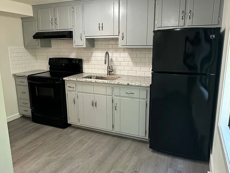 17 Farmington Ave — Photo 2