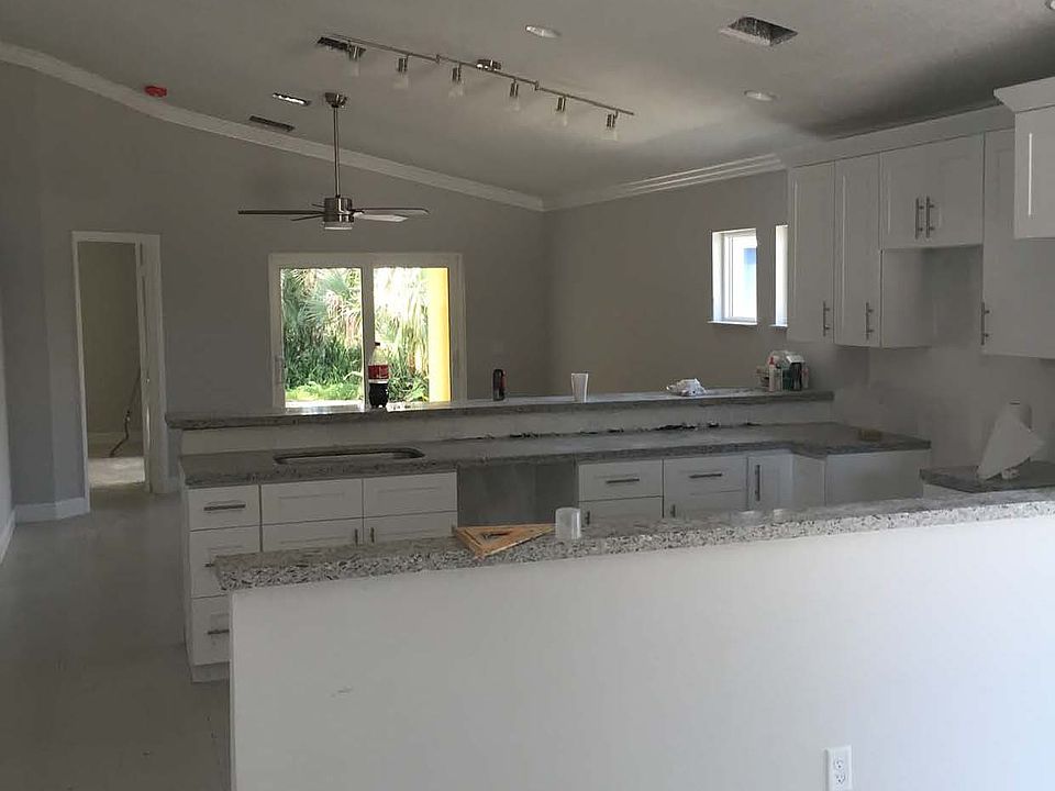 2nd image of 604 SE Stypmann Blvd