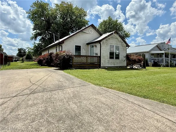 806 20th St, Vienna, WV 26105