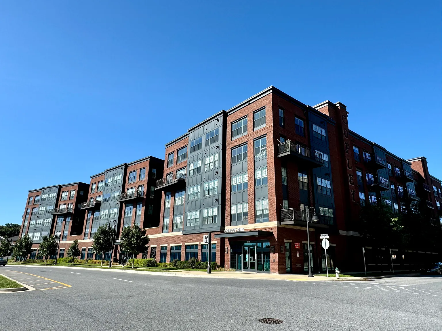 1 bed, 720 sqft, $2,400 — Photo 1