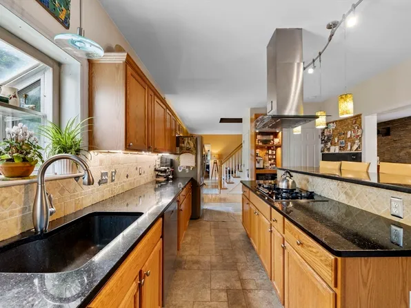40 Greenwood Rd, Peabody, MA 01960