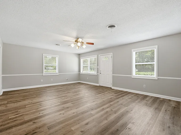 1906 Elaine Ave — Photo 3