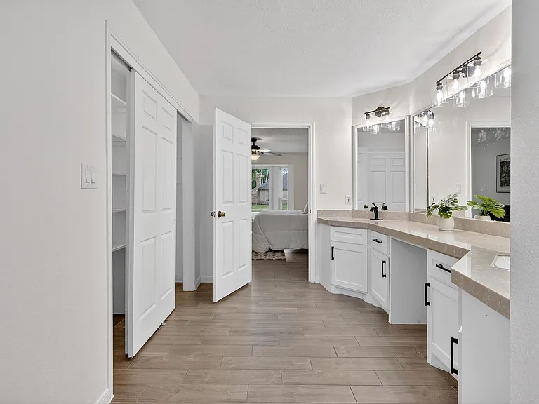 417 W Hillary Cir — Photo 45
