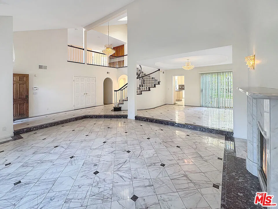 4 bed, 4.0 bath, 3986 sqft, $6,200 — Photo 2