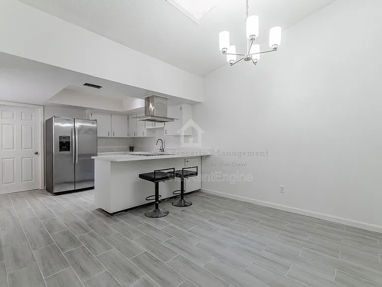 911 Robinhood Ct — Photo 4