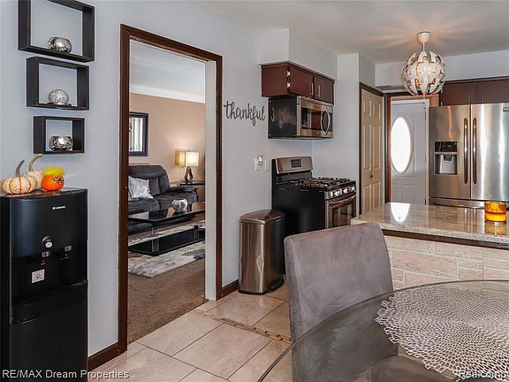 5th image of 25043 S Sylbert Ct