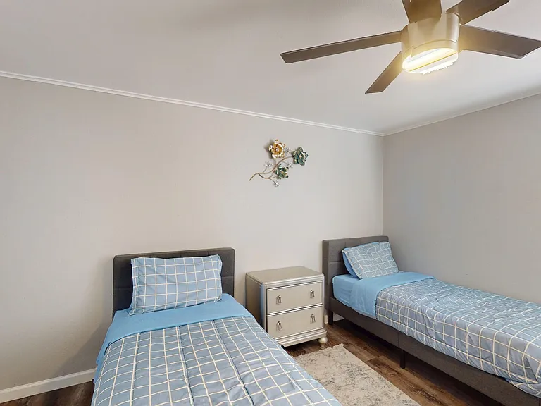 E Avenue J — Photo 14