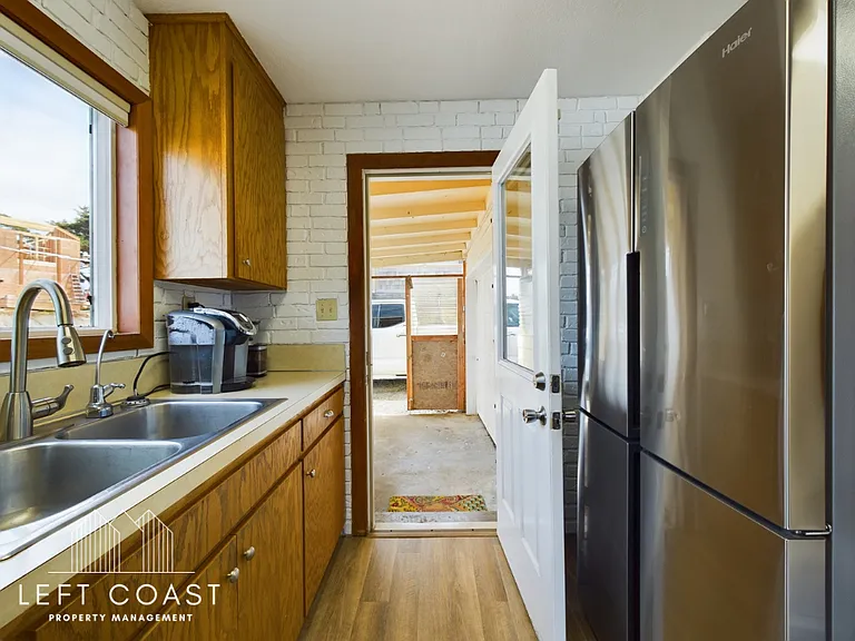 1033 NW Inlet Ave — Photo 18