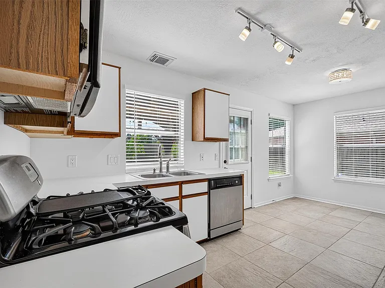 1806 Oak Ridge Dr — Photo 15