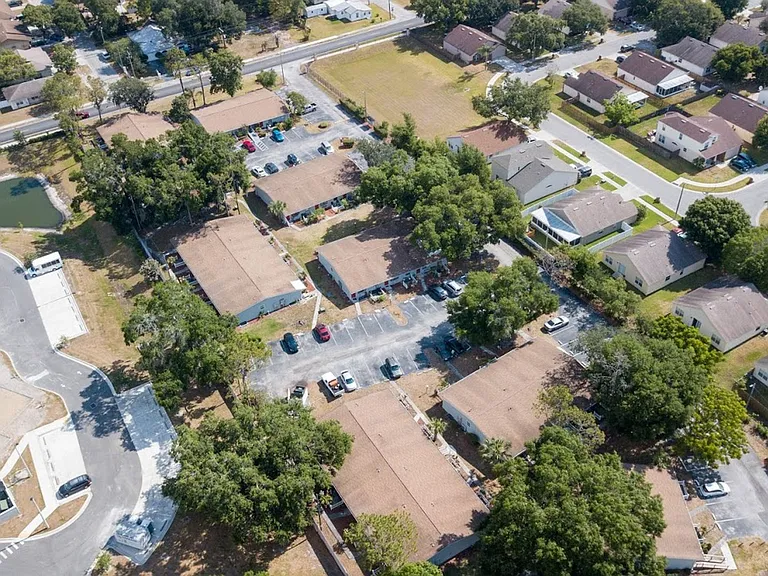 Strawberry Place Apartments — Photo 13