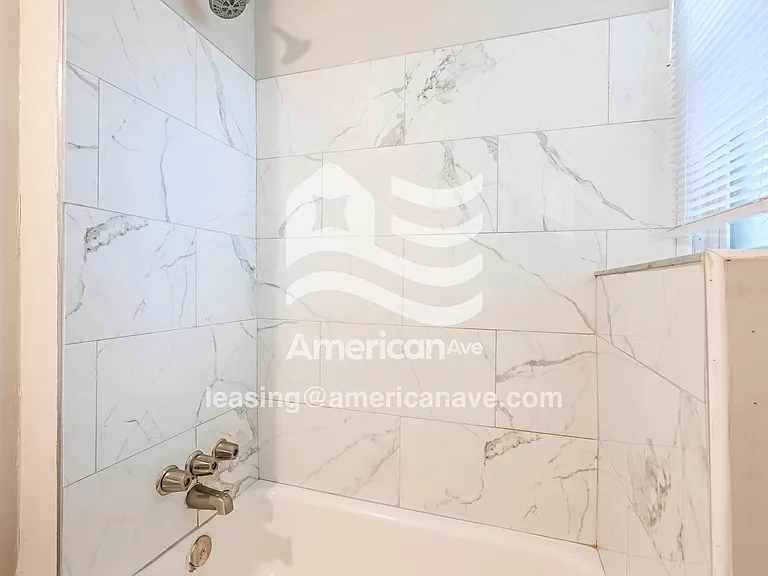 1005931_009_bathroom_12.jpg