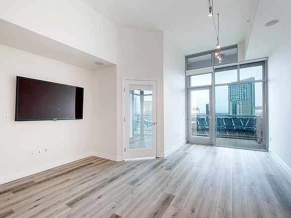 3rd image of 253 10th Ave Unit 1404