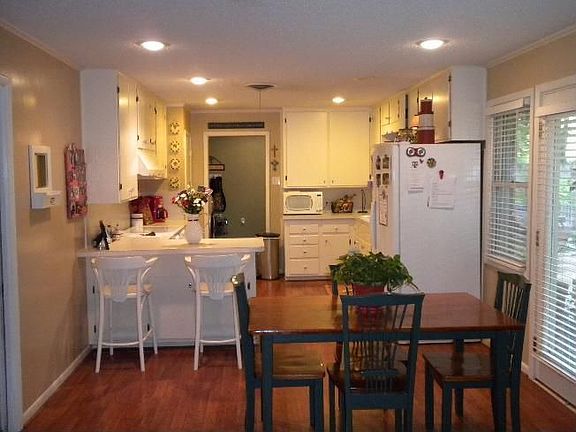 4th image of 1513 Camellia Dr