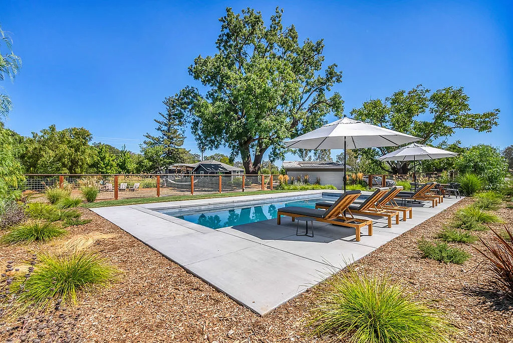 4 bed, $9,500 — Photo 1