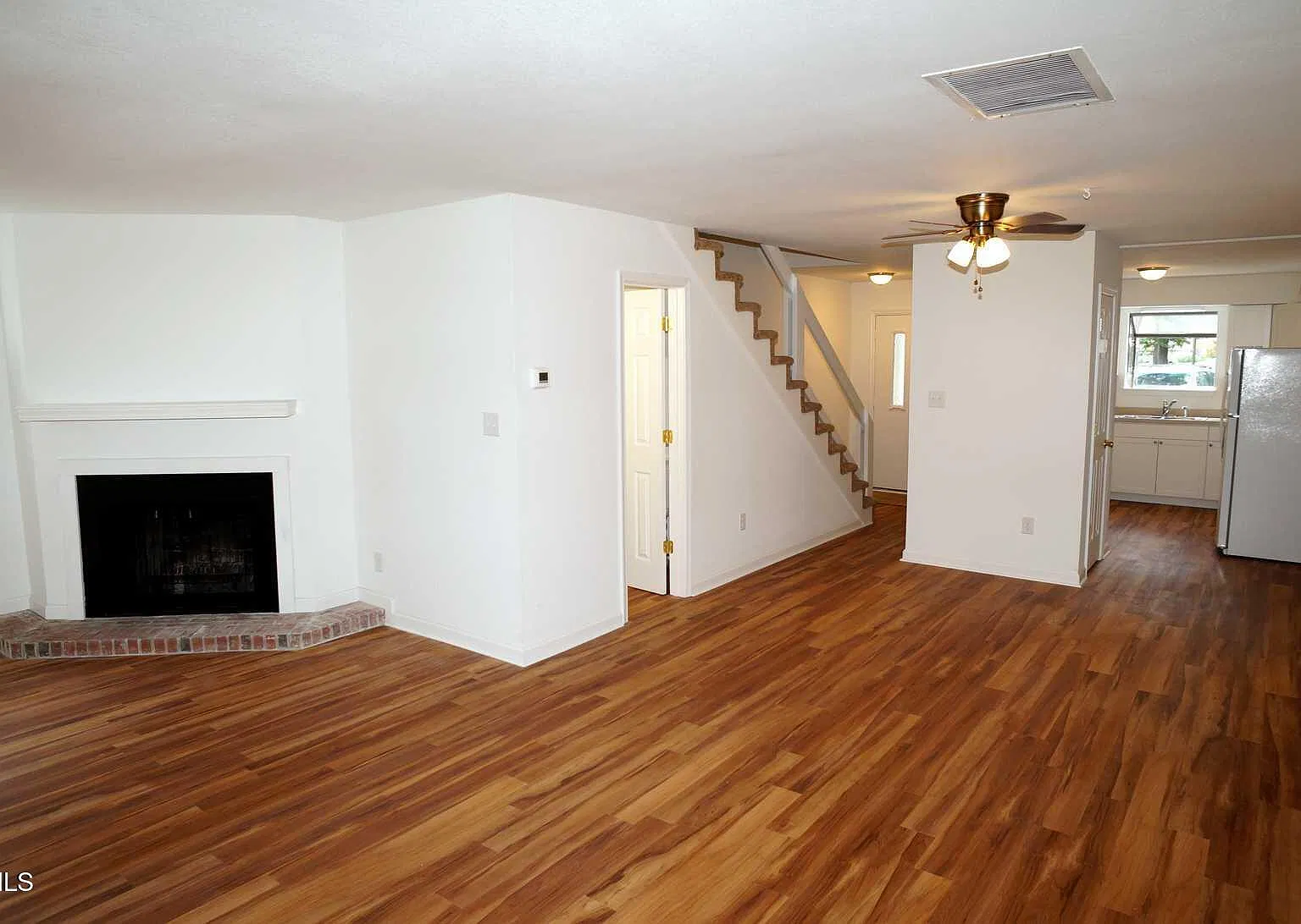 2 bed, 2.5 bath, 1309 sqft, $1,325 — Photo 2