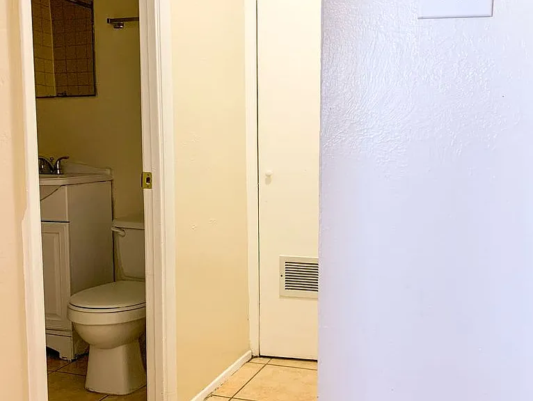 Spacious 2 Bedroom Apartment with Fireplace — Photo 44