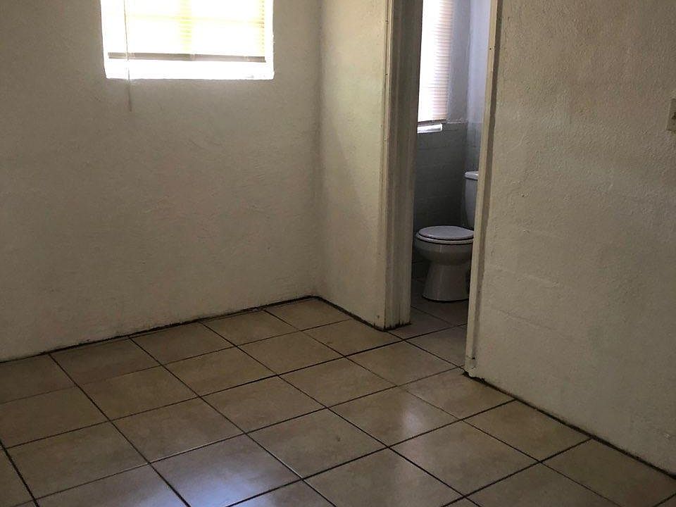 BEDROOM/BATHROOM