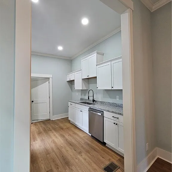 521 W 38th St — Photo 39
