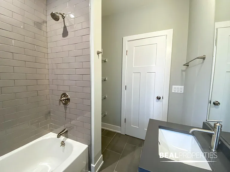 916 Crain St #101 — Photo 10