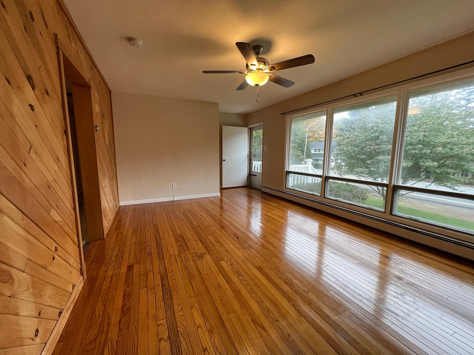 562 Woodlawn Ave — Photo 3