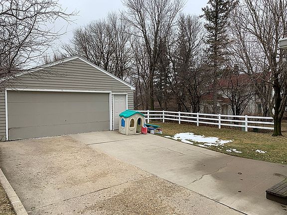 2nd image of 218 W Lincoln St