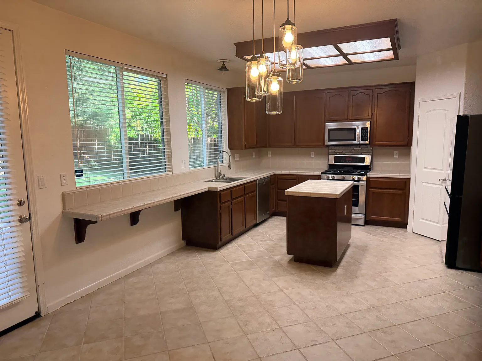 4 bed, 2602 sqft, $3,200 — Photo 4
