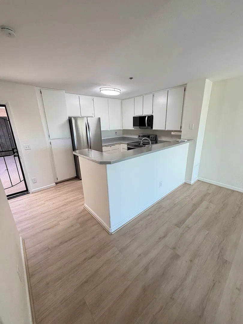Lovely Top Floor Condo Available Now — Photo 3