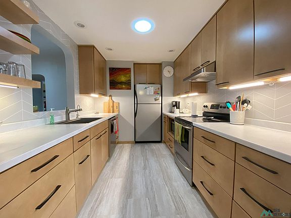 2nd image of 619 W 8th Ave