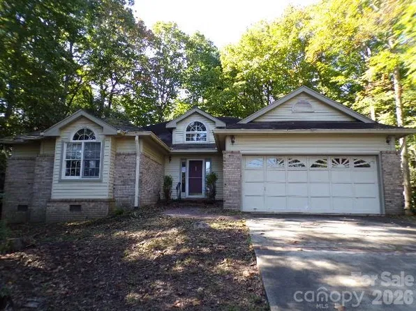10 Governors Dr, Hendersonville, NC 28791