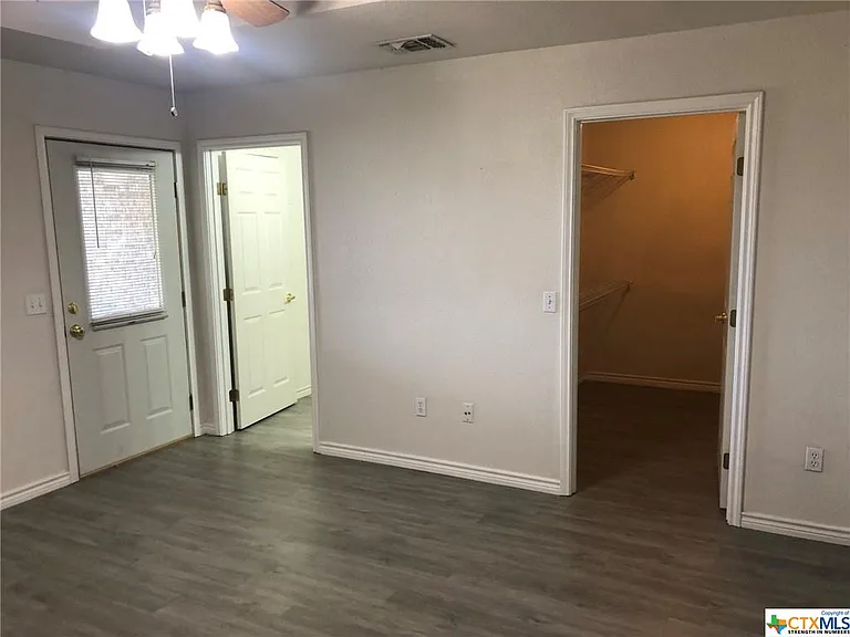 Primary bedroom with door to back porch, private Full bath and walk in closet (9' x 7')