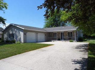 1012 Carver Ave, Howards Grove, WI 53083