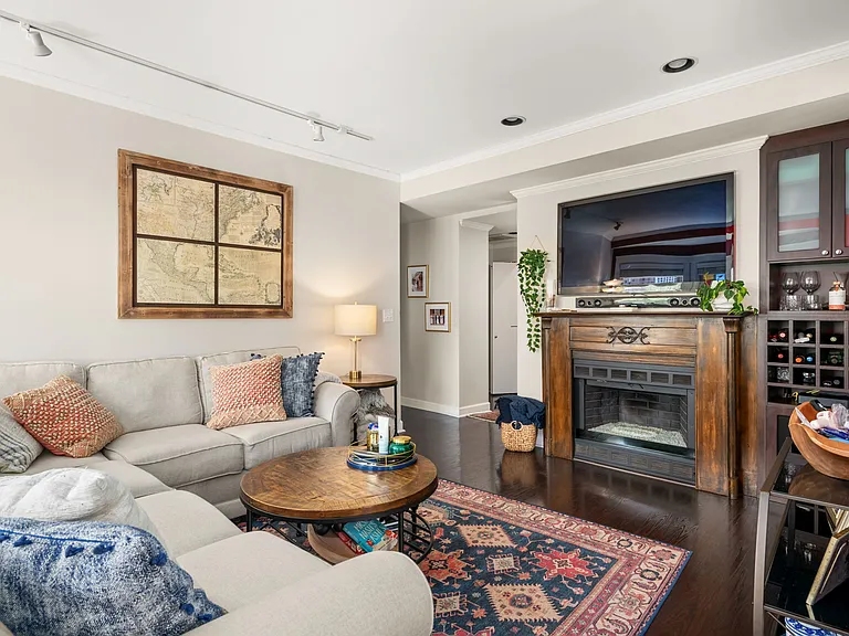 104 W Oak St #4 — Photo 5