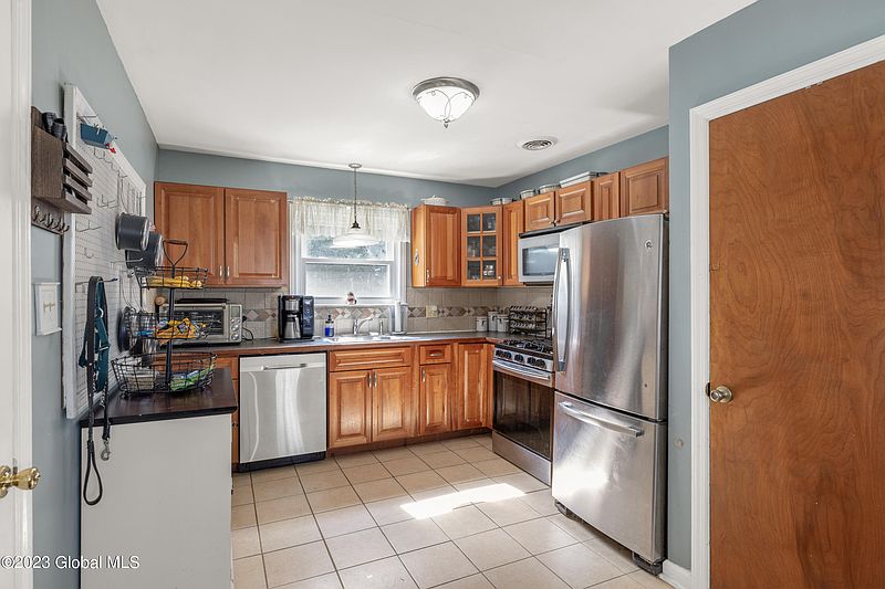 3rd image of 27 Parkwood Drive