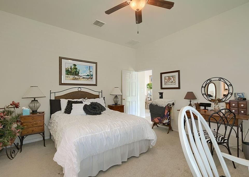 1st image of 40 Prestwick Dr