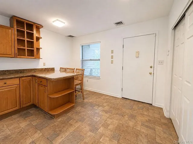 504 Continental Dr — Photo 4