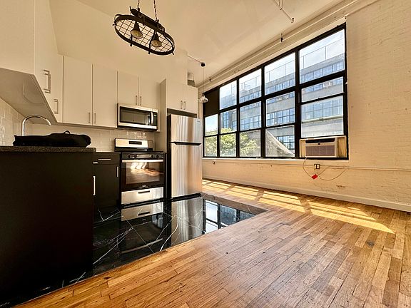 4th image of 255 McKibbin St #318