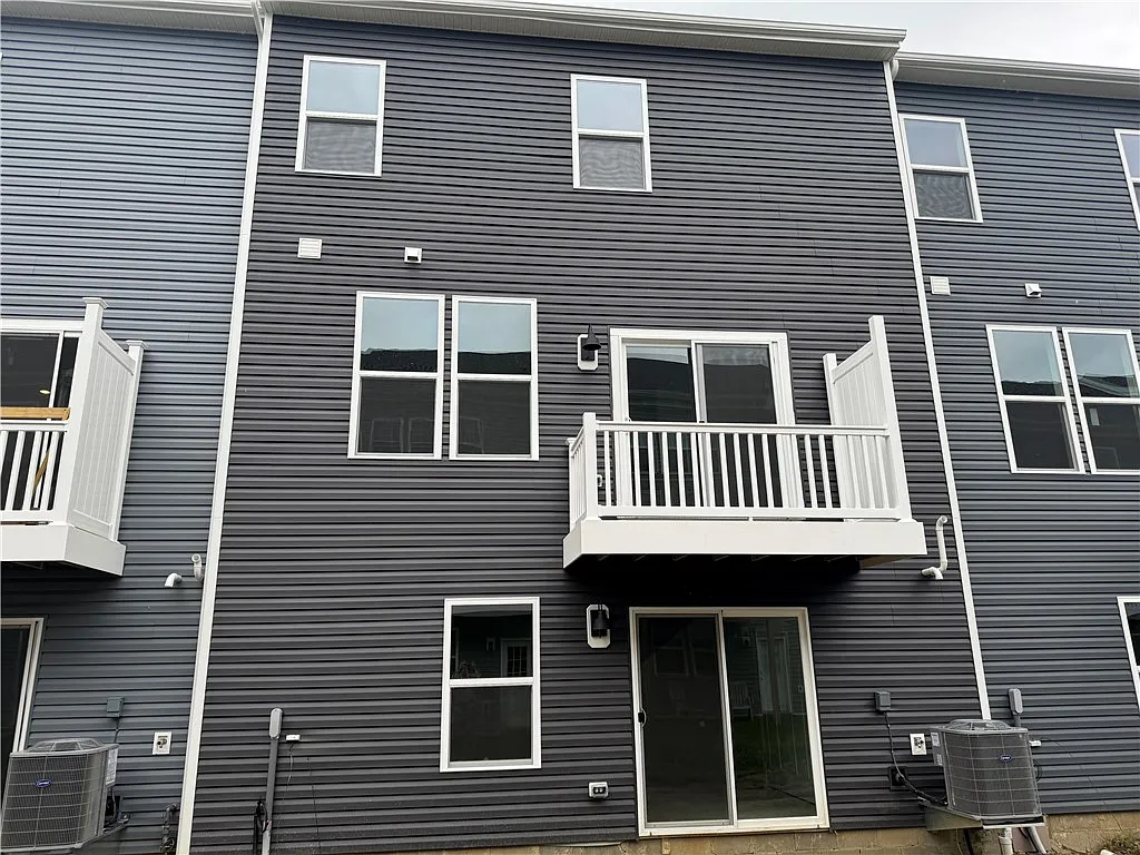 3 bed, 2.5 bath, 2300 sqft, $2,900 — Photo 2