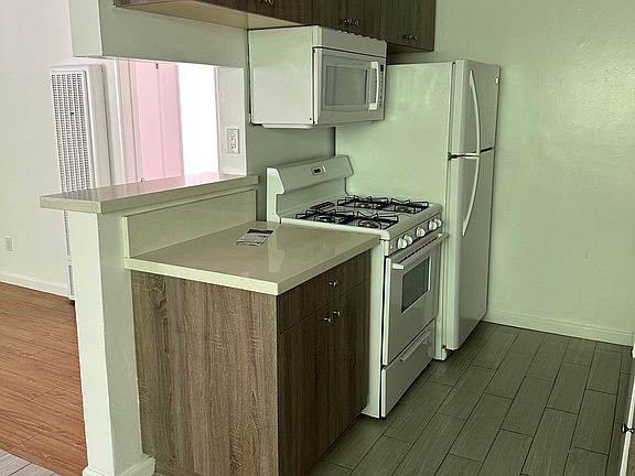 KItchen stove fridge