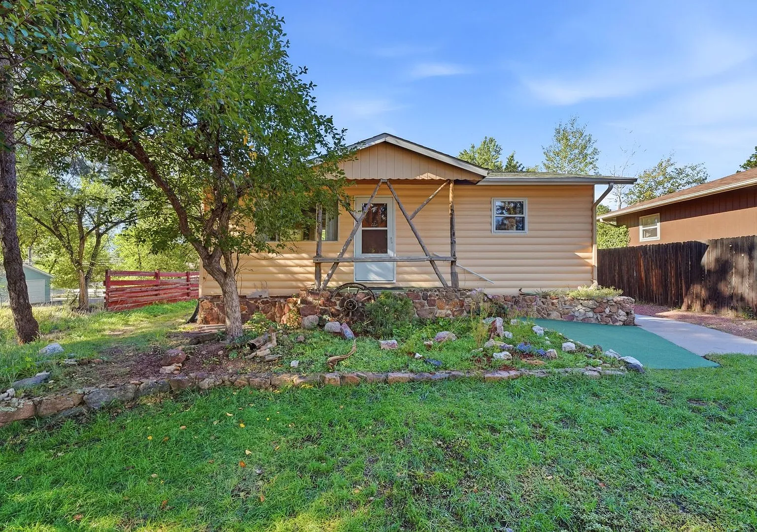 Glorious Mid-Century Property Near Garden of the Gods! — Photo 2