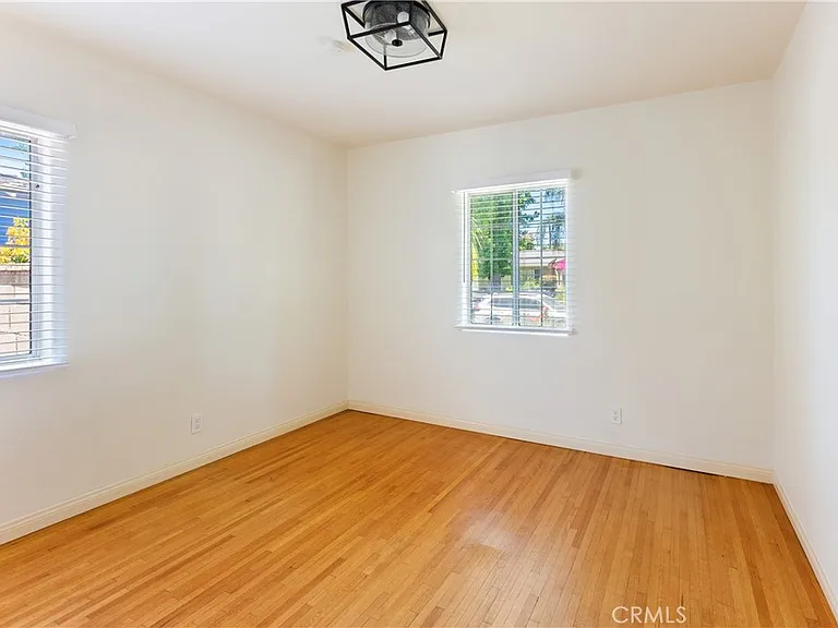 4722 Ventura Canyon Ave — Photo 32