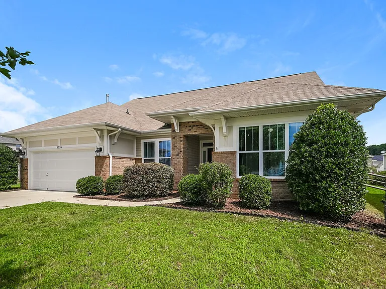 1326 Aurora Ct — Photo 4